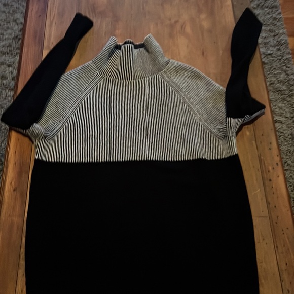 Summersalt Luxe Cashmere Blend Two Tone Sweater in Charcoal - Picture 7 of 10